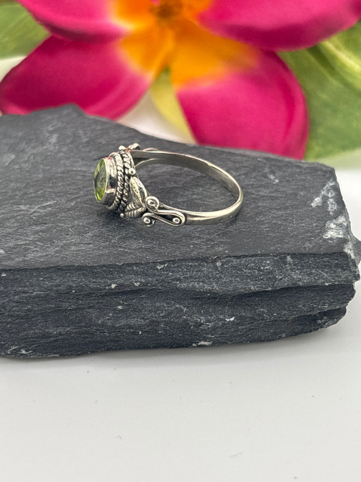 925 Sterling Silver & Peridot Ring Size 6.25