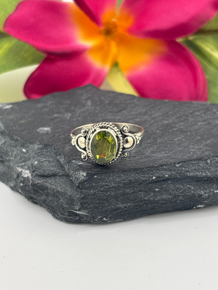 925 Sterling Silver & Peridot Ring Size 7.25