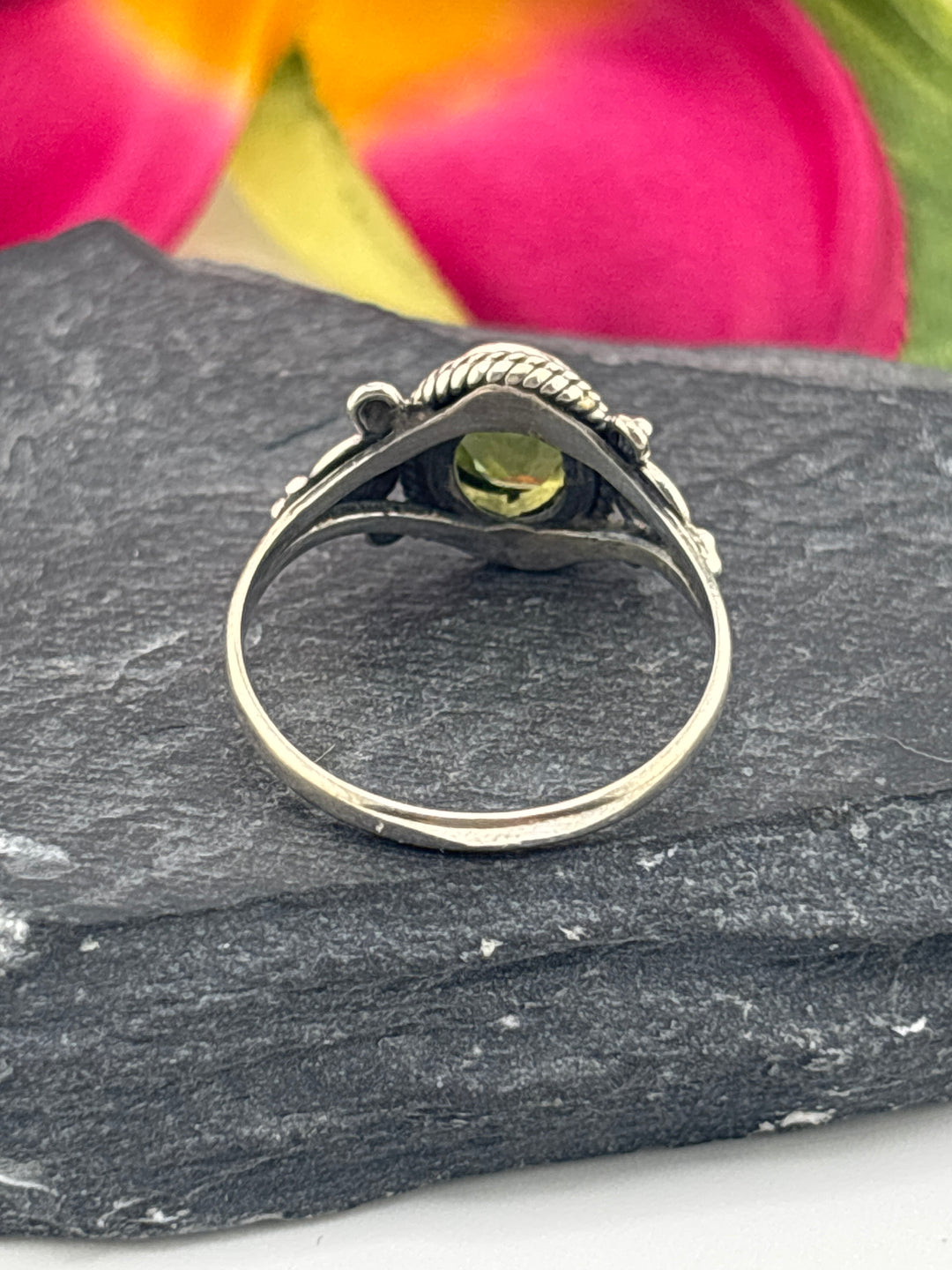 925 Sterling Silver & Peridot Ring Size 7.25
