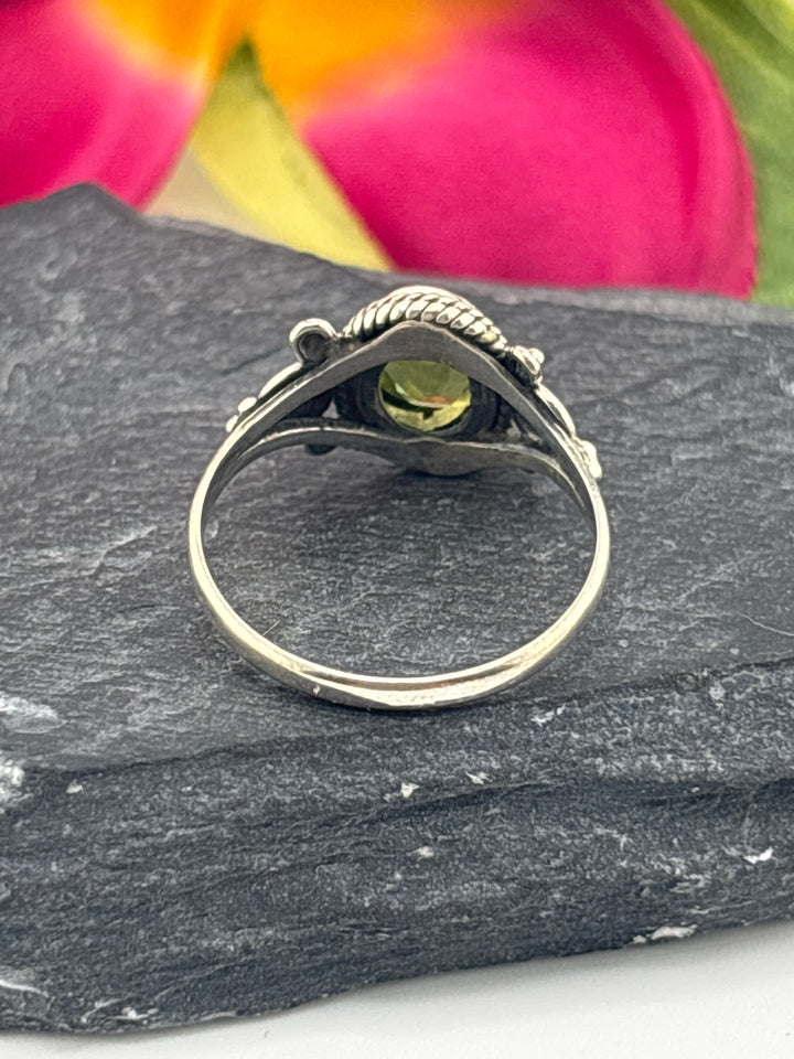 925 Sterling Silver & Peridot Ring Size 7.25