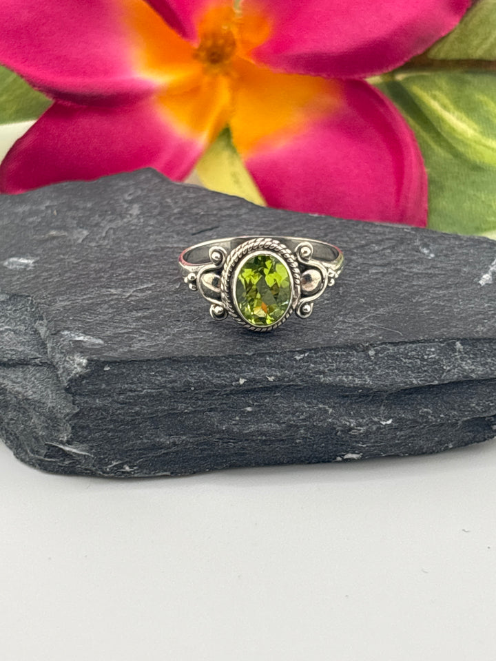 925 Sterling Silver & Peridot Ring Size 7.5