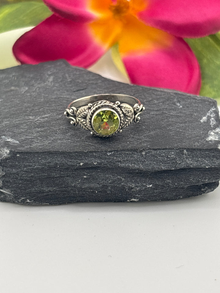 925 Sterling Silver & Peridot Ring Size 6.25
