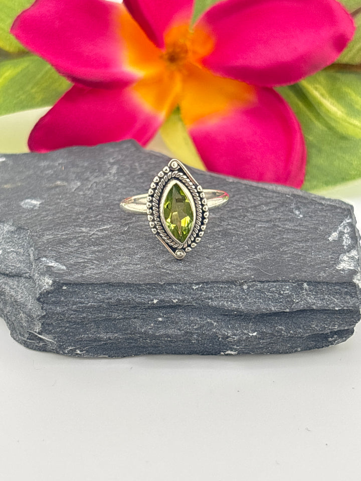 925 Sterling Silver & Peridot Ring Size 7