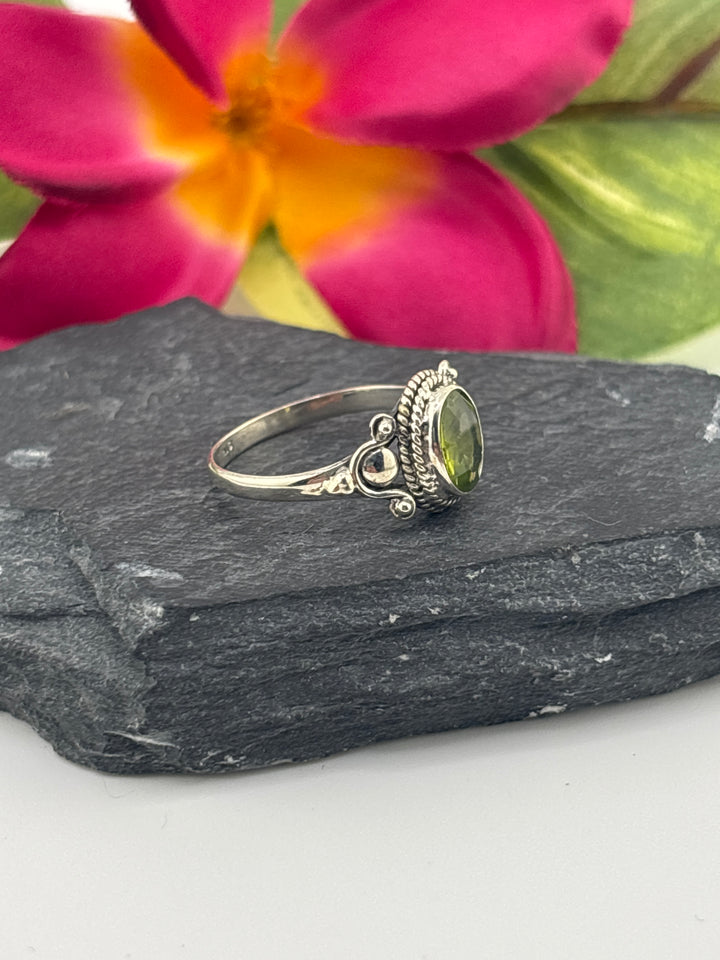 925 Sterling Silver & Peridot Ring Size 7.25