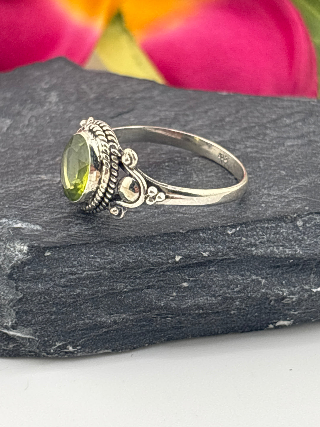 925 Sterling Silver & Peridot Ring Size 7.25