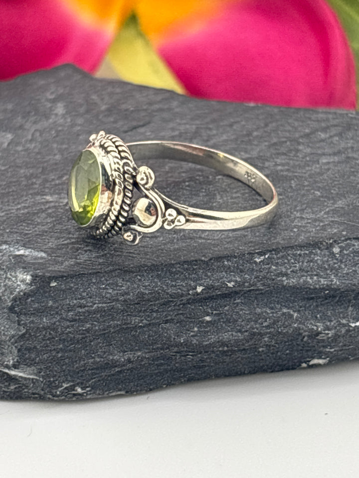 925 Sterling Silver & Peridot Ring Size 7.25