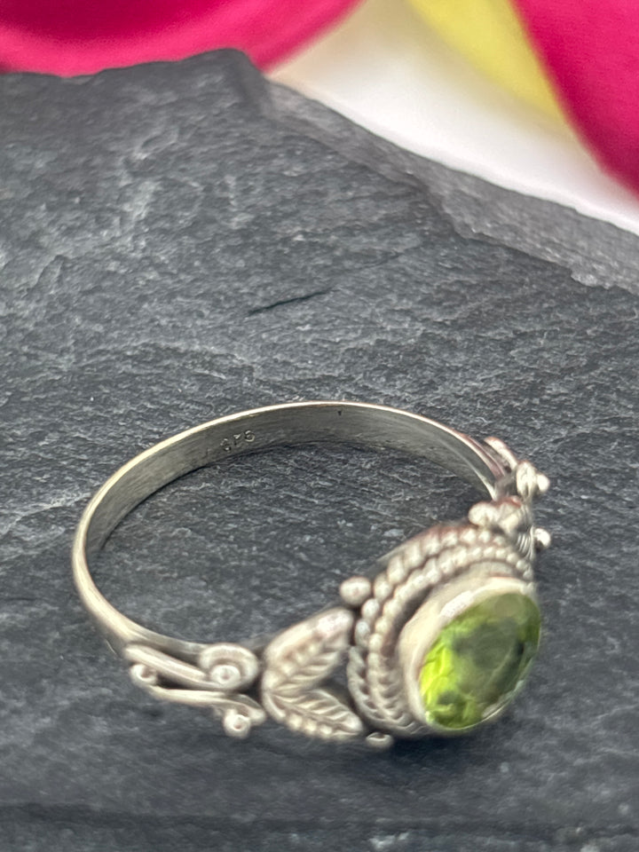 925 Sterling Silver & Peridot Ring Size 6.5
