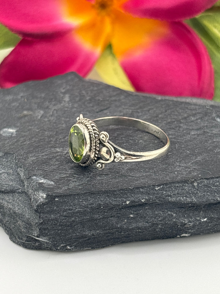 925 Sterling Silver & Peridot Ring Size 7.5