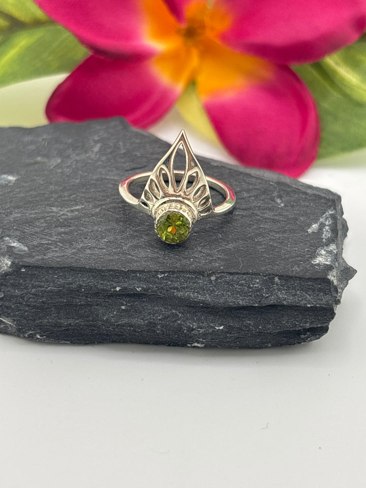925 Sterling Silver & Peridot Ring Size 6