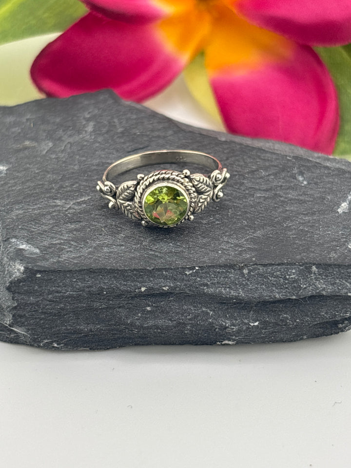 925 Sterling Silver & Peridot Ring Size 6.5