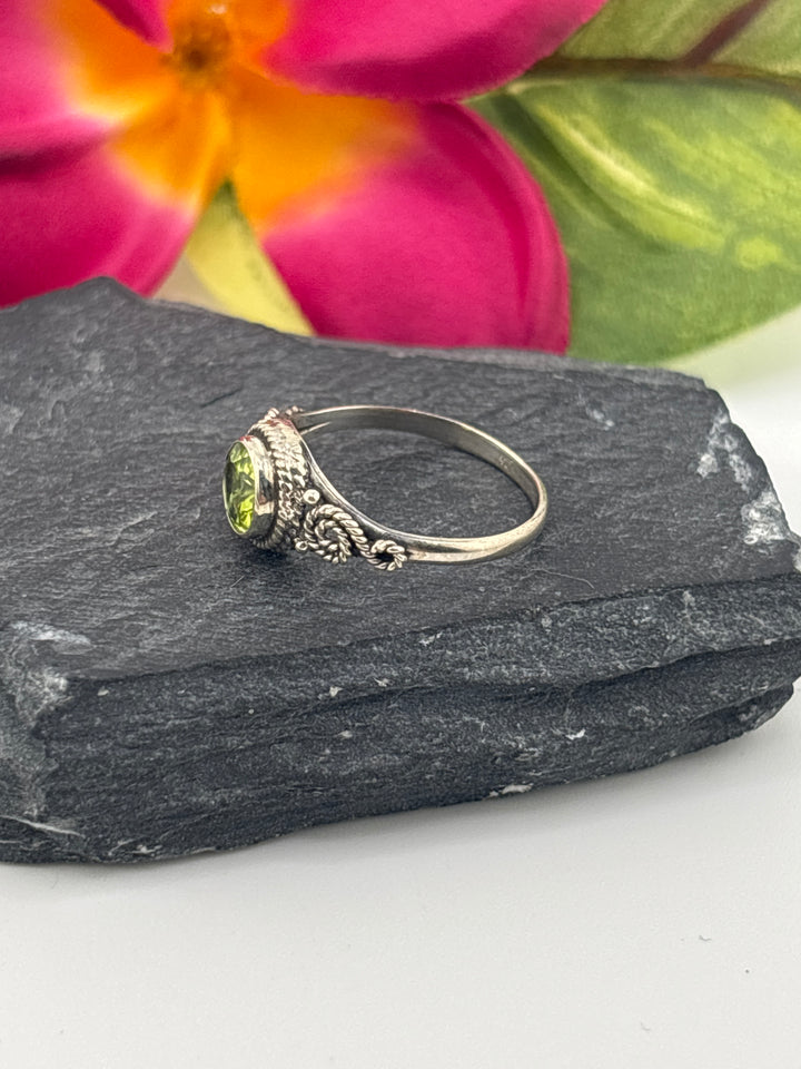 925 Sterling Silver & Peridot Ring Size 7.25