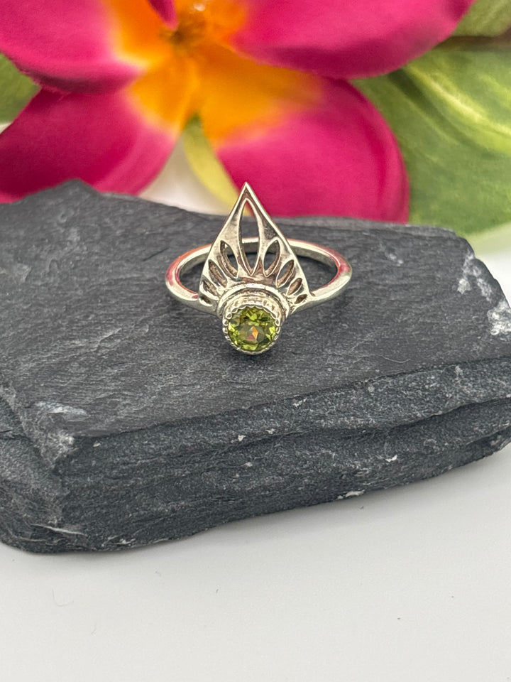 925 Sterling Silver & Peridot Ring Size 6.75