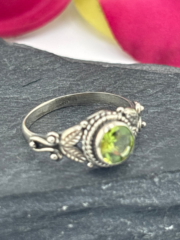 925 Sterling Silver & Peridot Ring Size 6.25