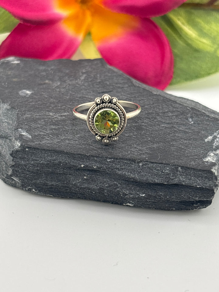925 Sterling Silver & Peridot Ring Size 6.25