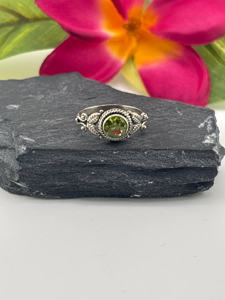 925 Sterling Silver & Peridot Ring Size 6.5