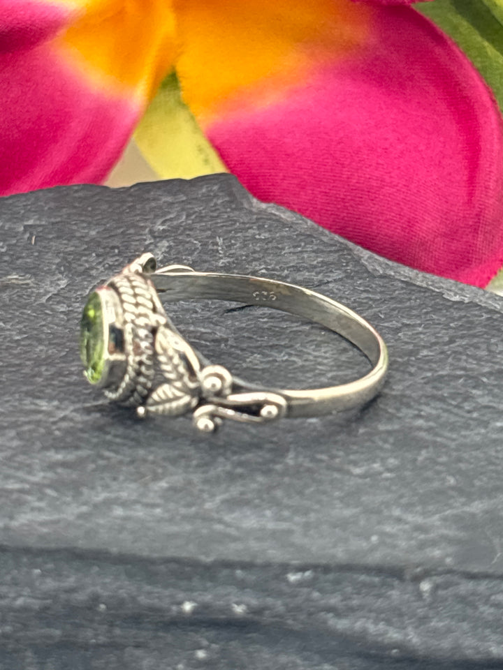 925 Sterling Silver & Peridot Ring Size 6.5