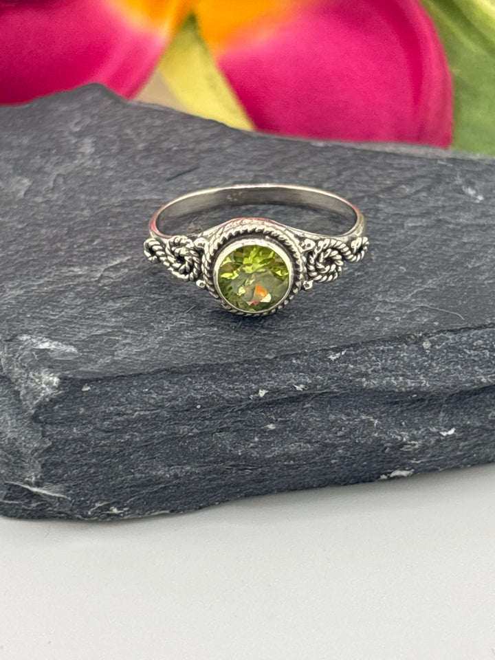 925 Sterling Silver & Peridot Ring Size 7.25