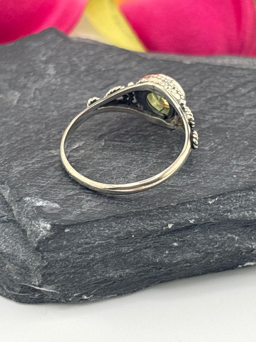 925 Sterling Silver & Peridot Ring Size 7.25