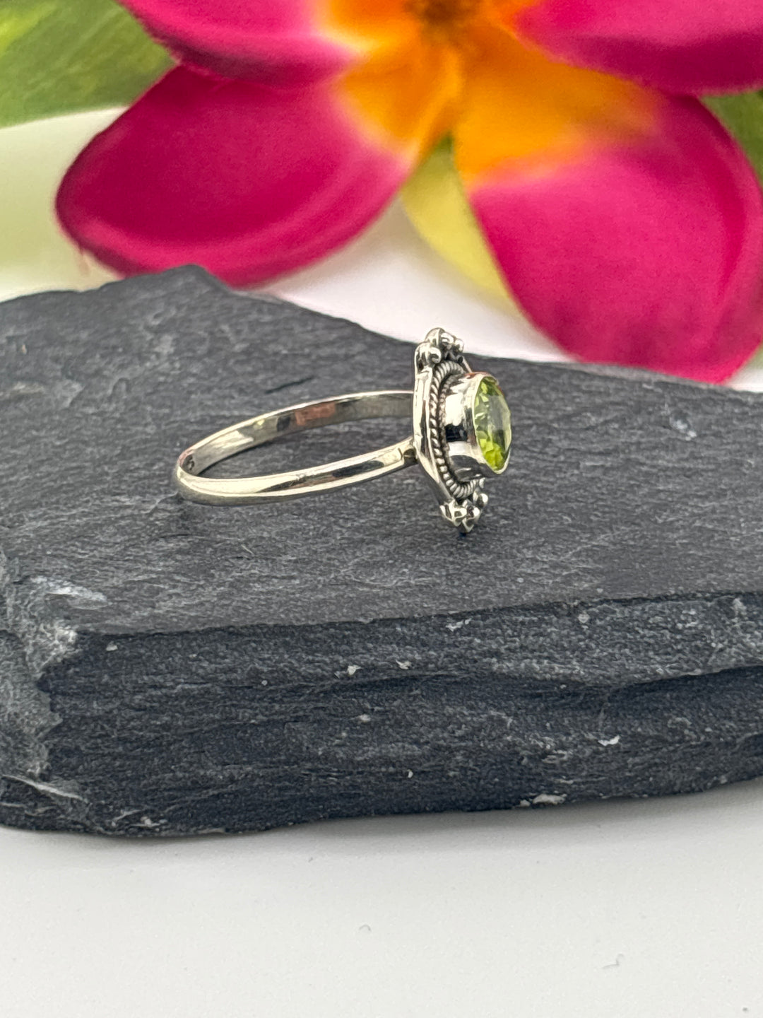 925 Sterling Silver & Peridot Ring Size 6.75