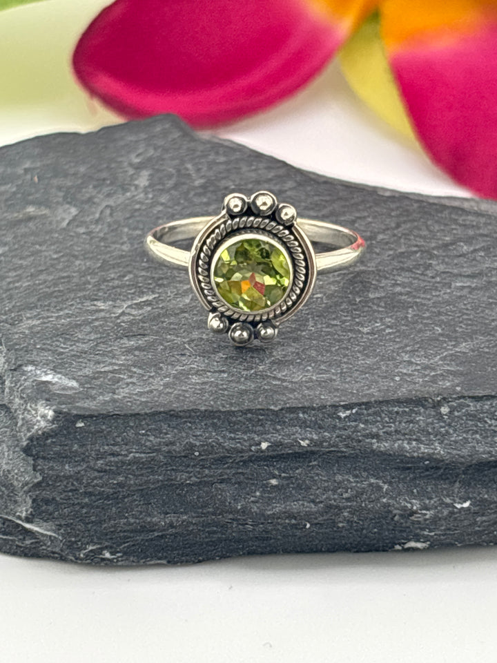 925 Sterling Silver & Peridot Ring Size 6.75