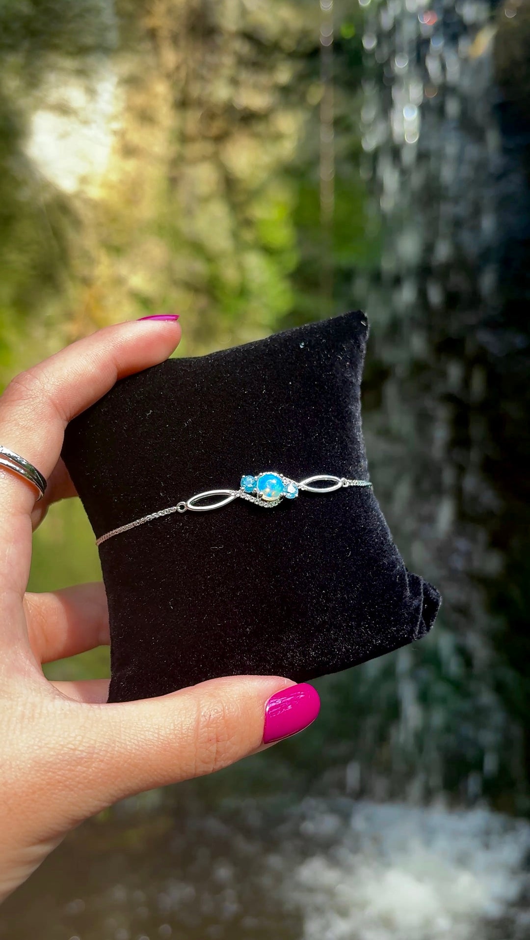 Jewelry Vault Reveal Bracelet (Single Tier)