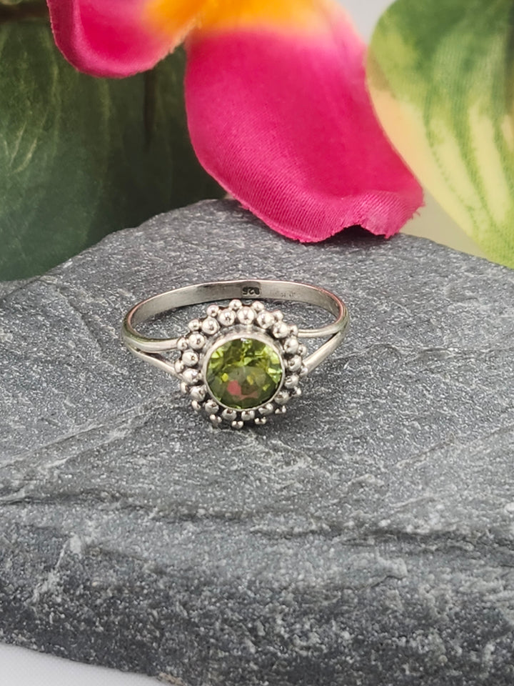 925 Sterling Silver and Peridot Ring Size 7¾