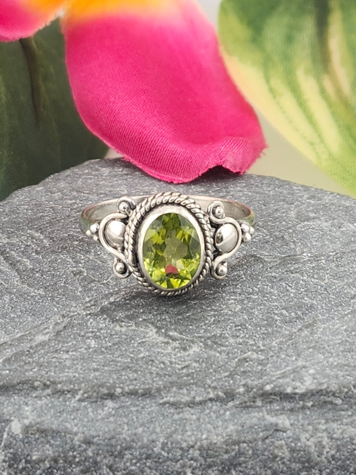 925 Sterling Silver and Peridot Ring Size 7½