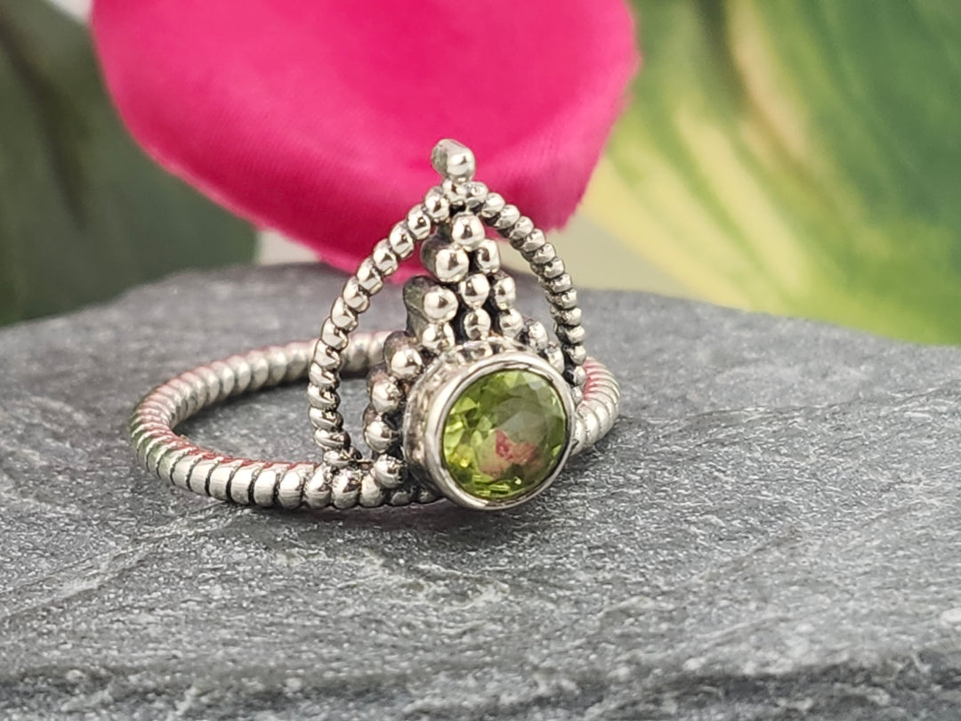 925 Sterling Silver and Peridot Ring Size 6¾