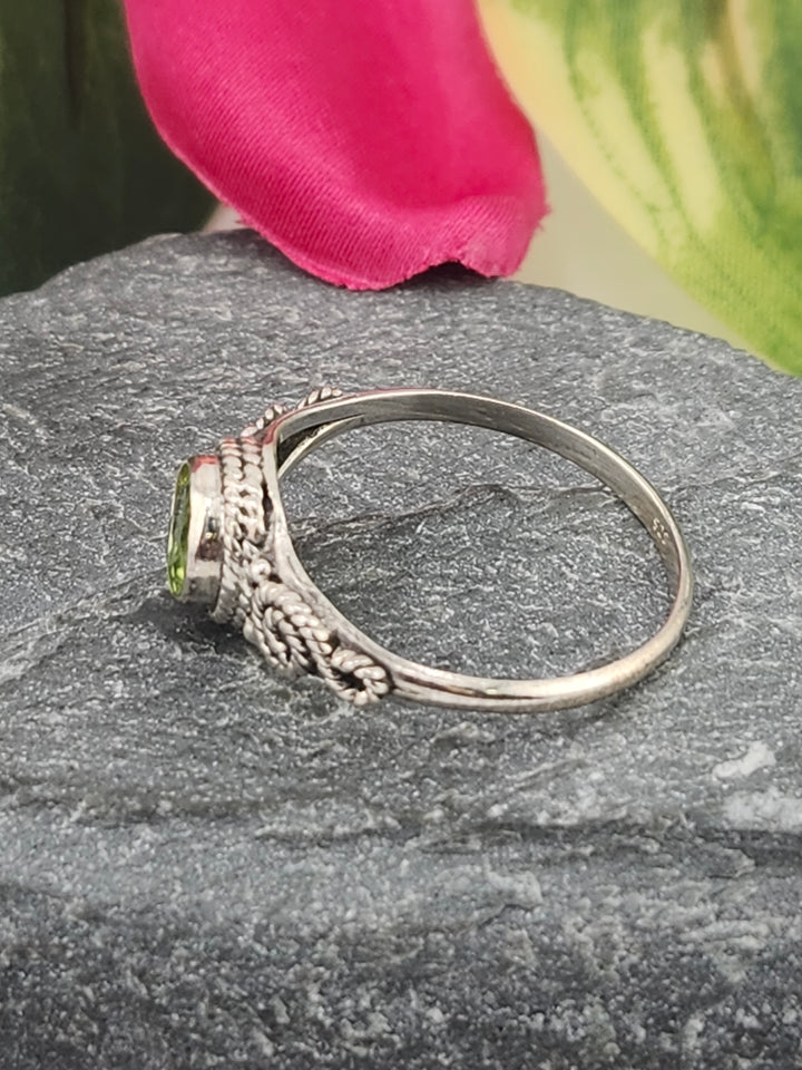 925 Sterling Silver and Peridot Ring Size 9¼