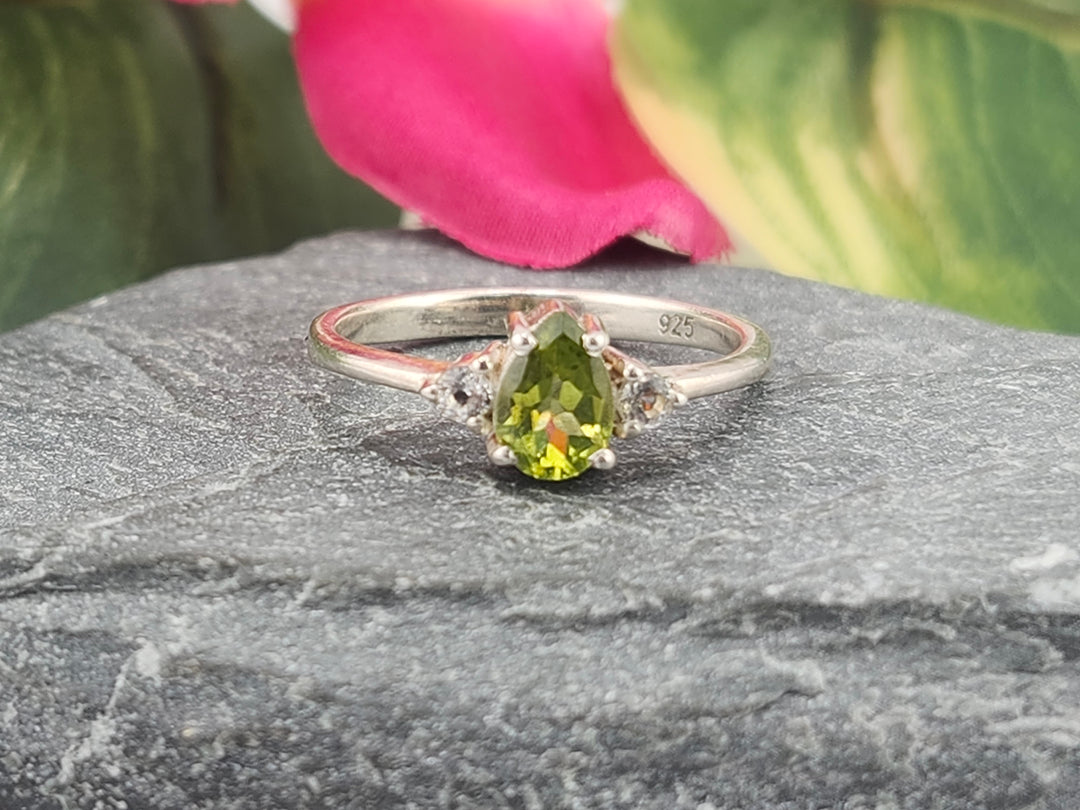 925 Sterling Silver and Peridot Ring Size 8