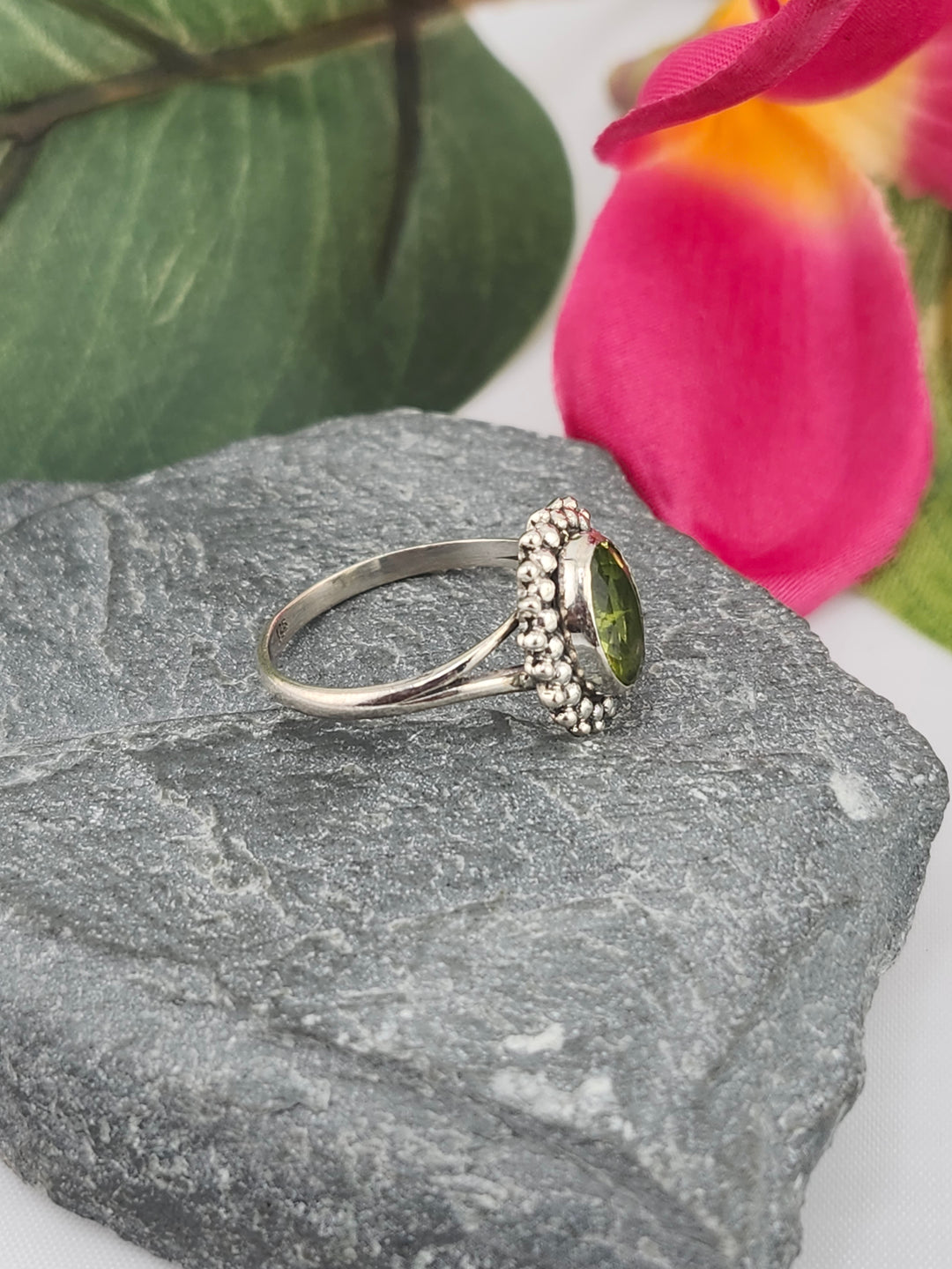 925 Sterling Silver and Peridot Ring Size 6¼