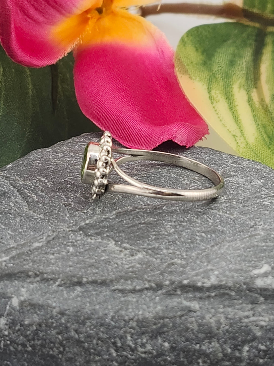 925 Sterling Silver and Peridot Ring Size 7¾