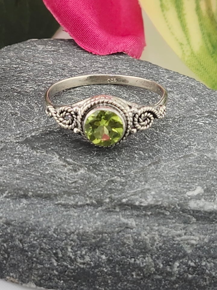 925 Sterling Silver and Peridot Ring Size 9¼