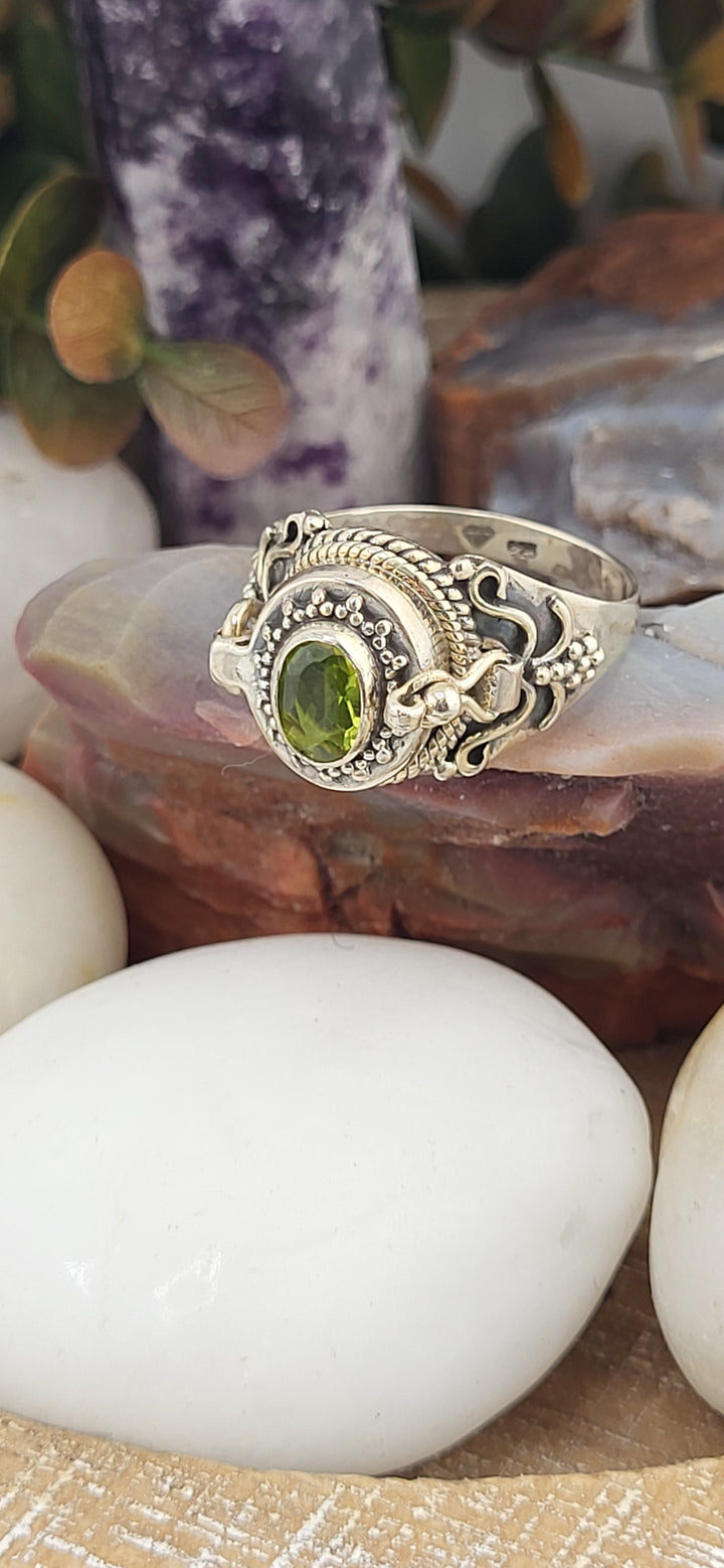 Peridot & 925 Sterling Silver Lockett Ring Size 10¼
