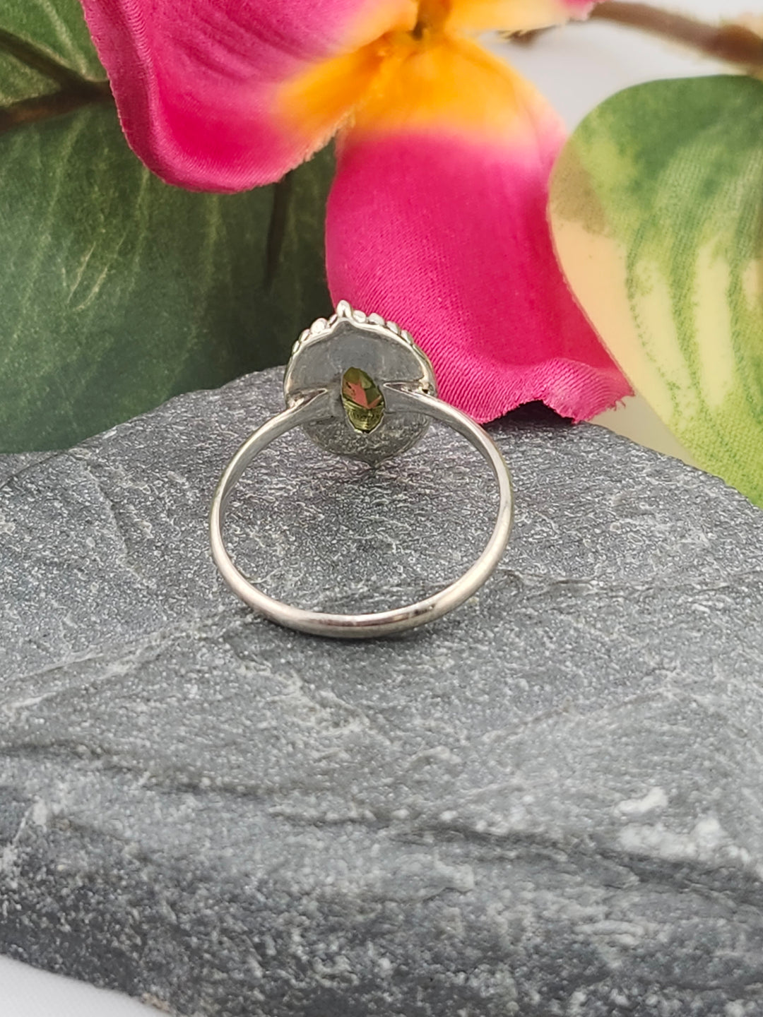 925 Sterling Silver and Peridot Ring Size 7