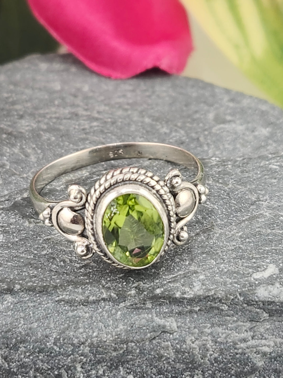 925 Sterling Silver and Peridot Ring Size 7¼