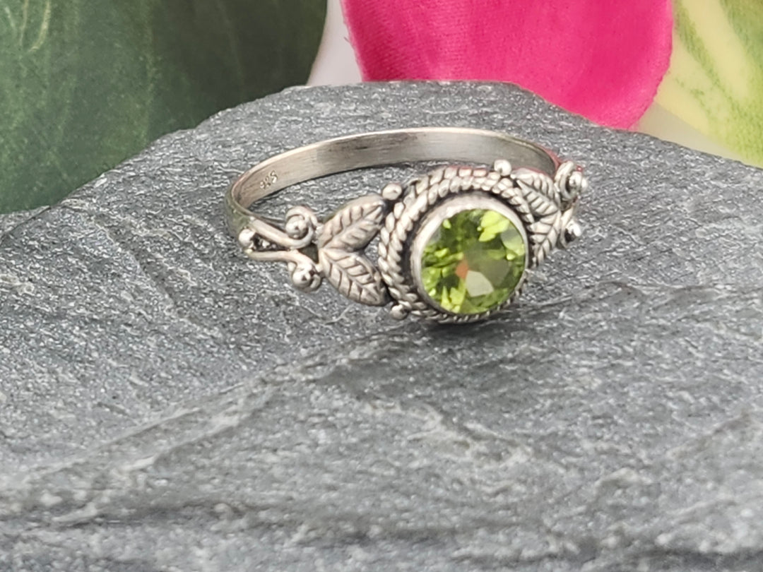 925 Sterling Silver and Peridot Ring Size 8¼