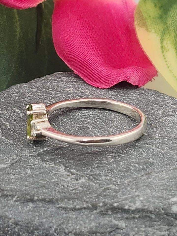 925 Sterling Silver and Peridot Ring Size 8