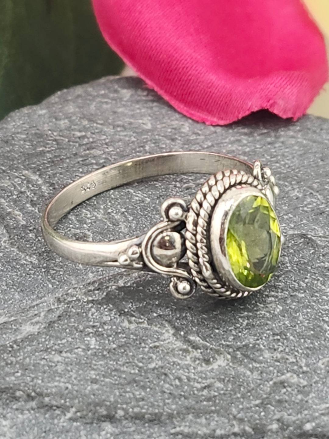 925 Sterling Silver and Peridot Ring Size 7½