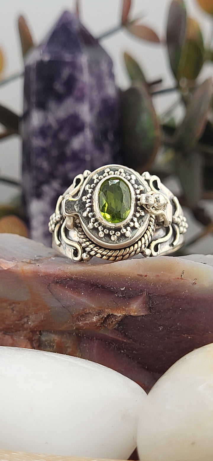 Peridot & 925 Sterling Silver Lockett Ring Size 10¼