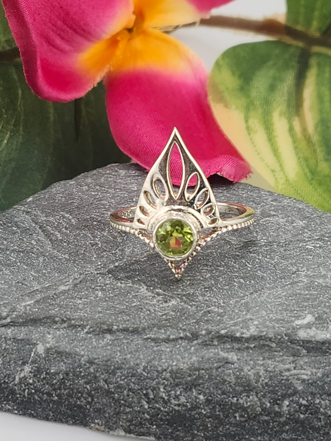 925 Sterling Silver and Peridot Ring Size 8