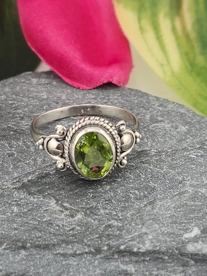 925 Sterling Silver and Peridot Ring Size 7¼