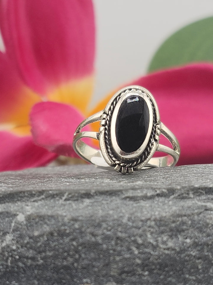 Black Onyx & 925 Sterling Silver Ring Size 6